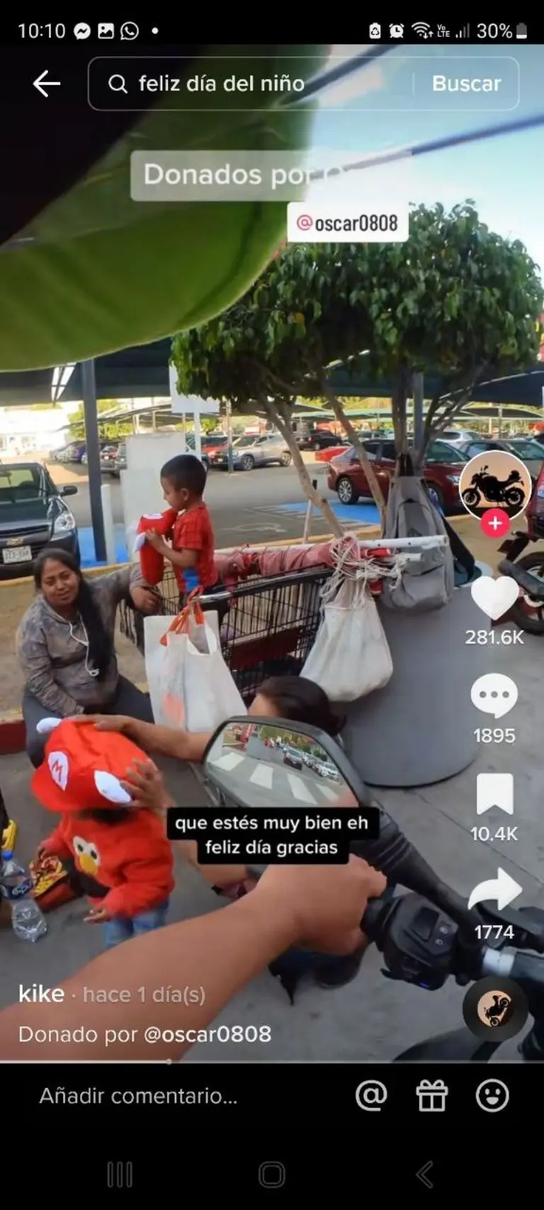 Joven regala sombreros de Mario Bros - Tomada de video