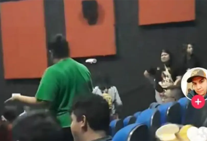 J&oacute;venes pelean por asientos y sus boletos eran de un d&iacute;a antes