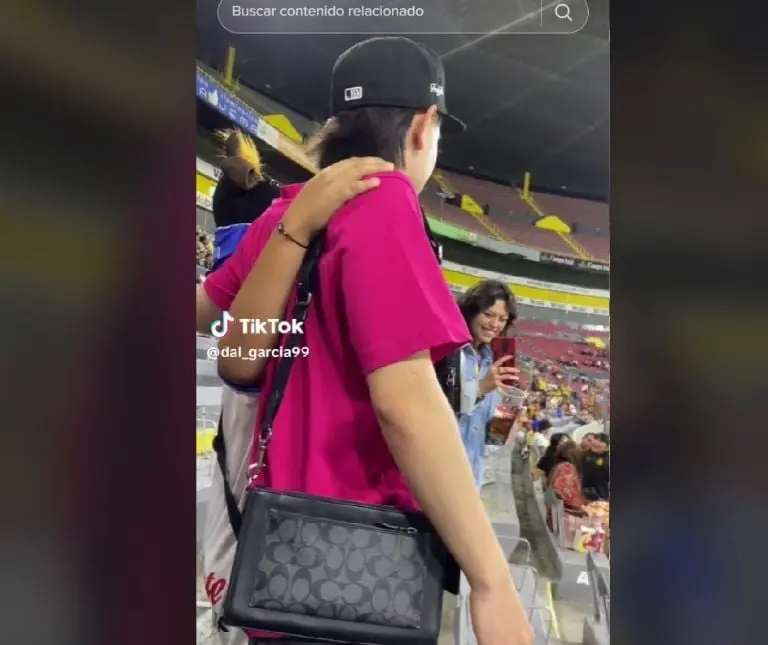 Confunden a joven con Peso Pluma (TikTok)