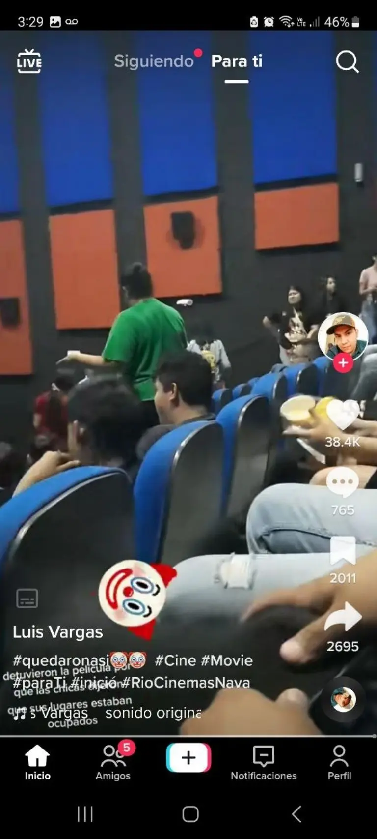Jóvenes pelean por asientos - Tomada de video