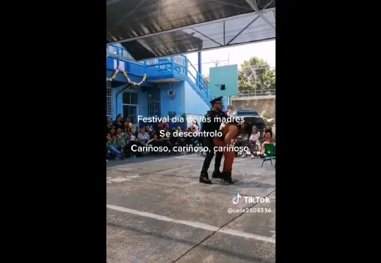 Escuela contrata a stripper (TikTok)