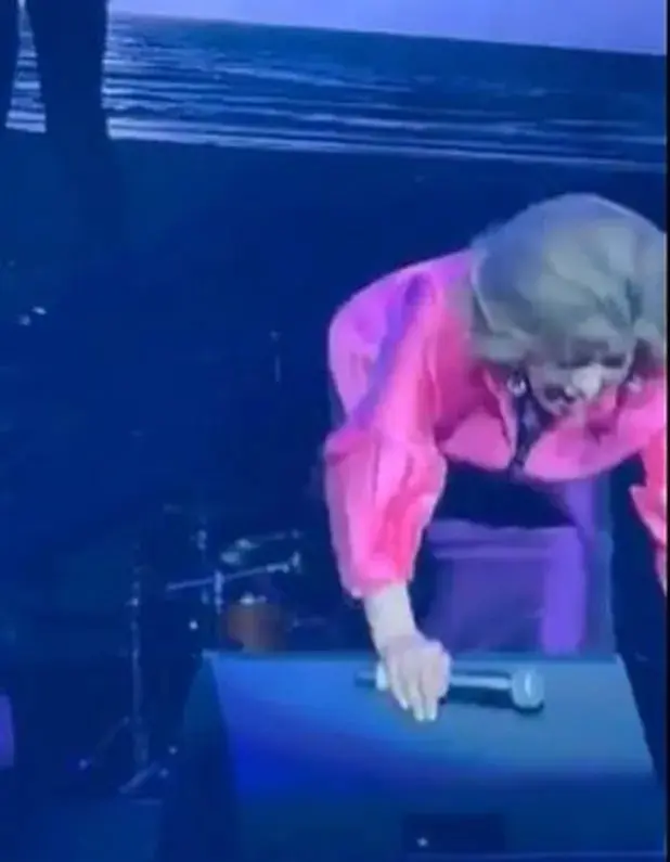 Angélica María se cayó mientras cantaba en el Auditorio Nacional Angélica María se cayó mientras cantaba en el Auditorio Nacional