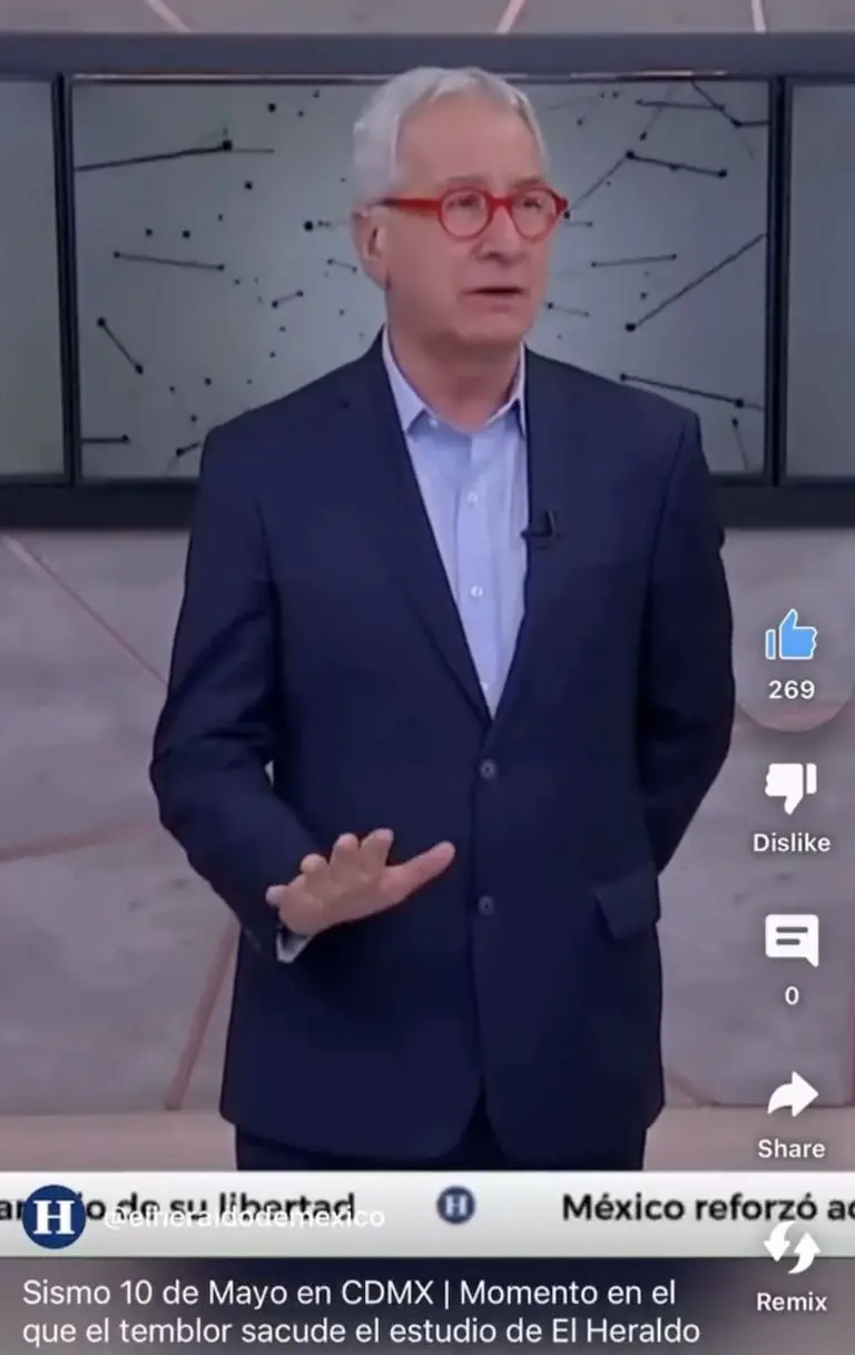 Conductor de televisión percibe el sismo en plena transmisión. Foto: El Heraldo de México