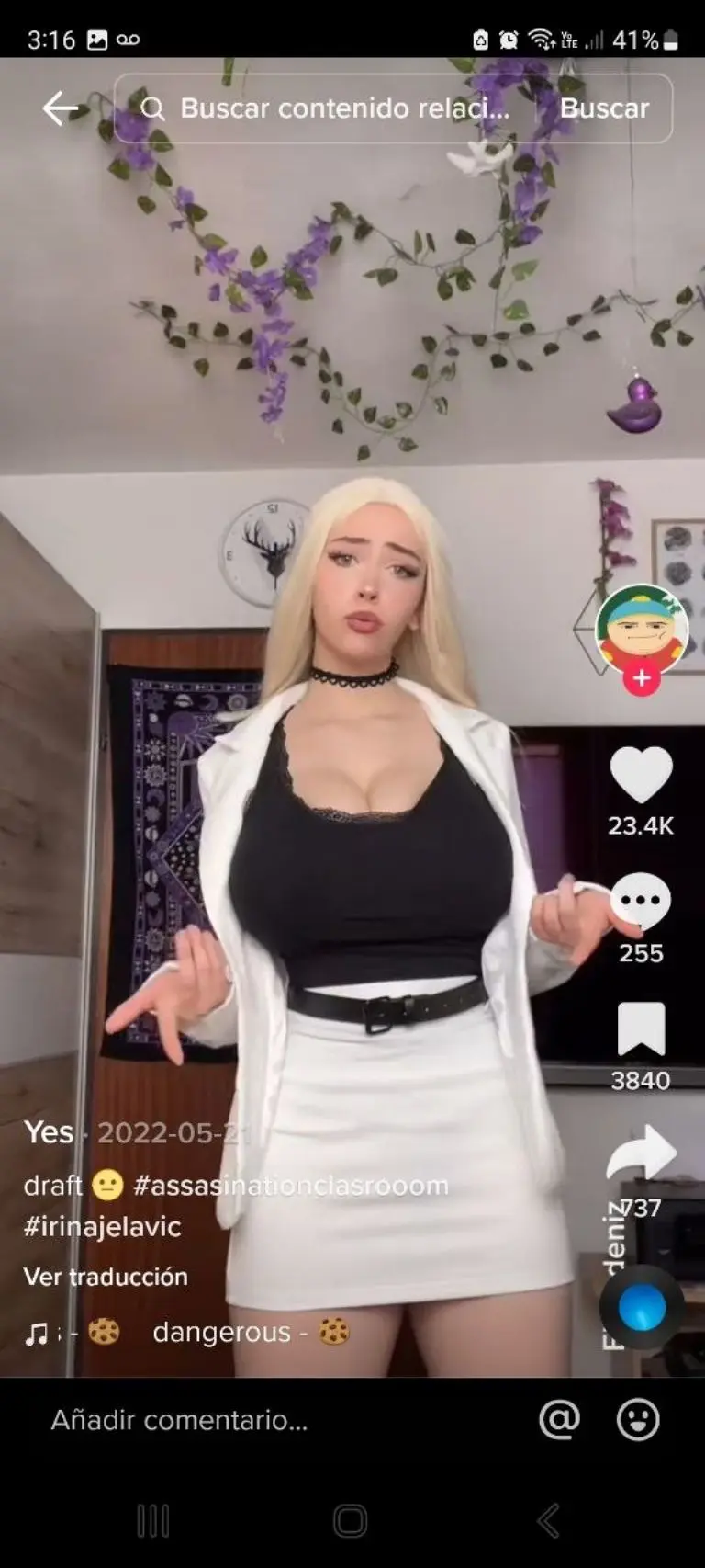 Joven oficinista conquista TikTok .- Tomada de video