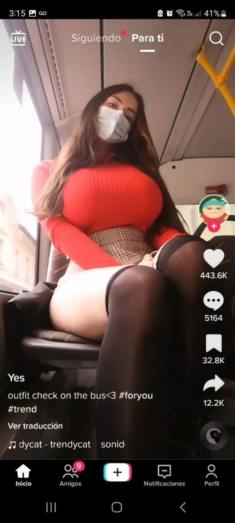 Joven oficinista conquista TikTok .- Tomada de video
