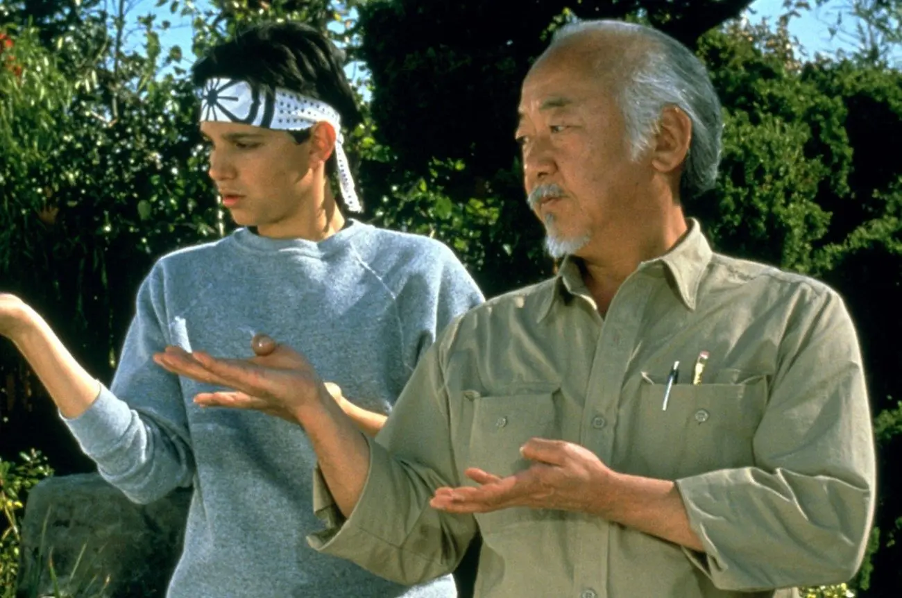 El fallecido actor Pat Morita dio vida al famoso Señor Miyagi, quien transmite sus conocimientos de karate a Daniel LaRusso.