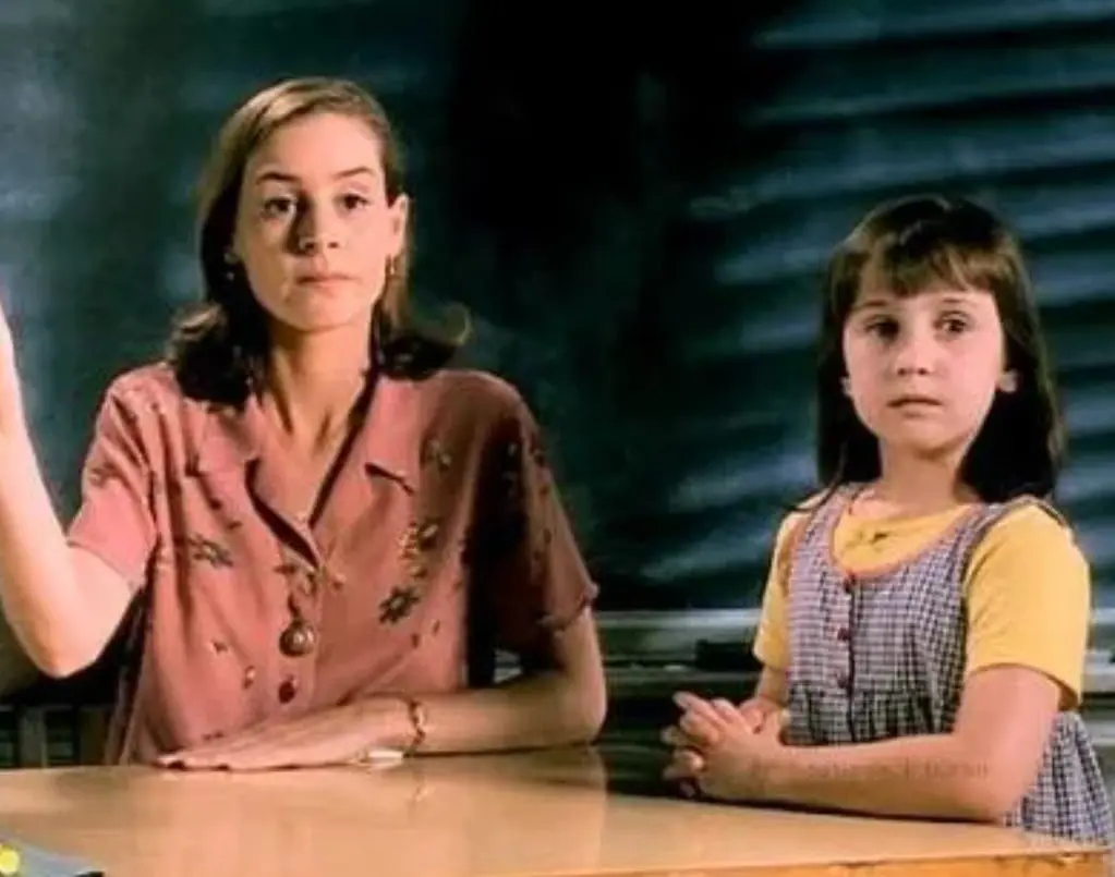Embeth Davidtz interpretó a la Maestra Miel en Matilda, quien no solo ama su profesión, también adopta a una de sus alumnas.