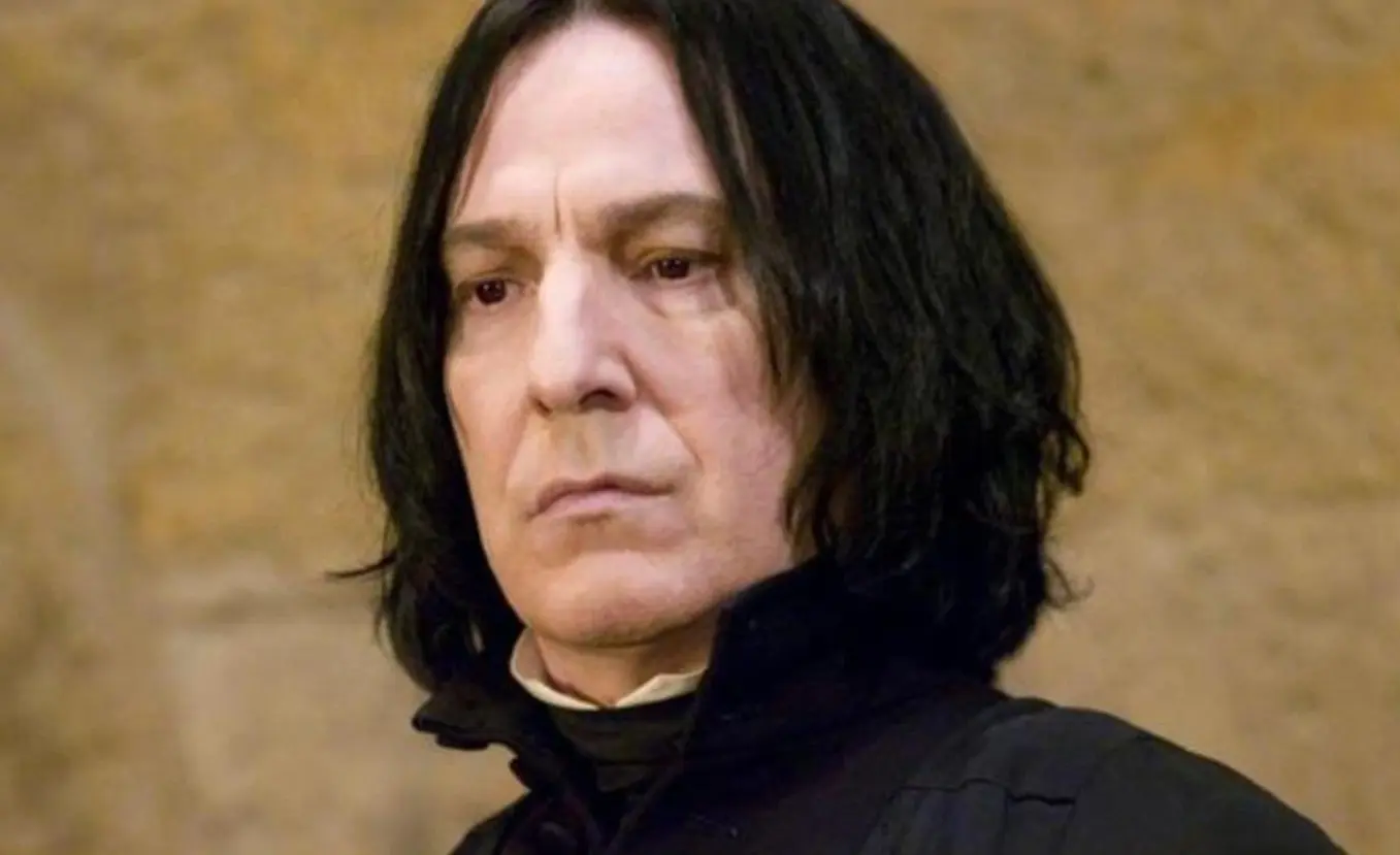 El fallecido Alan Rickman interpretó a Snape, un profesor de artes oscuras que protege en secreto a Harry Potter.
