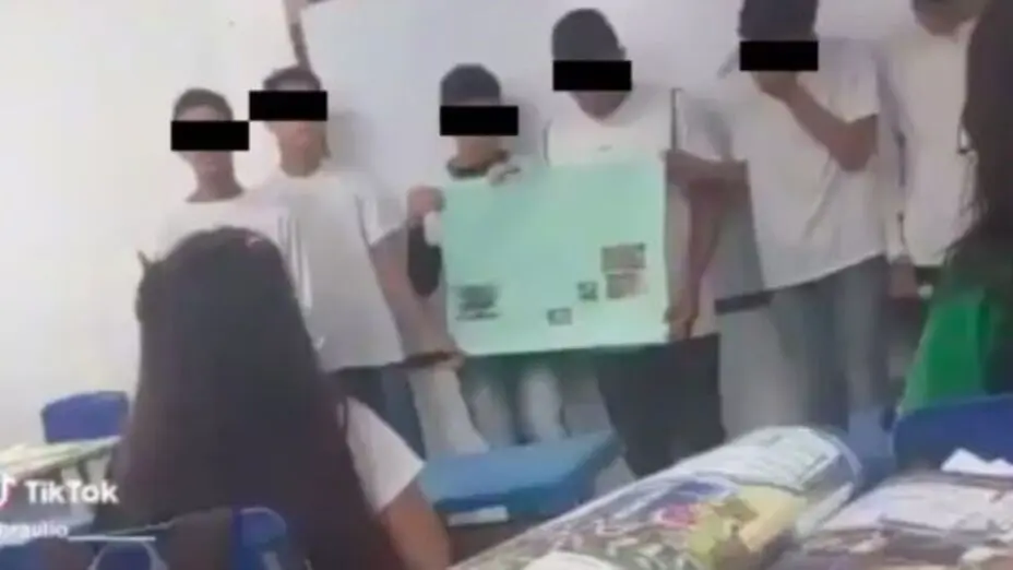 Tras la agresión, el estudiante fue detenido por las autoridades. Tras la agresión, el estudiante fue detenido por las autoridades.