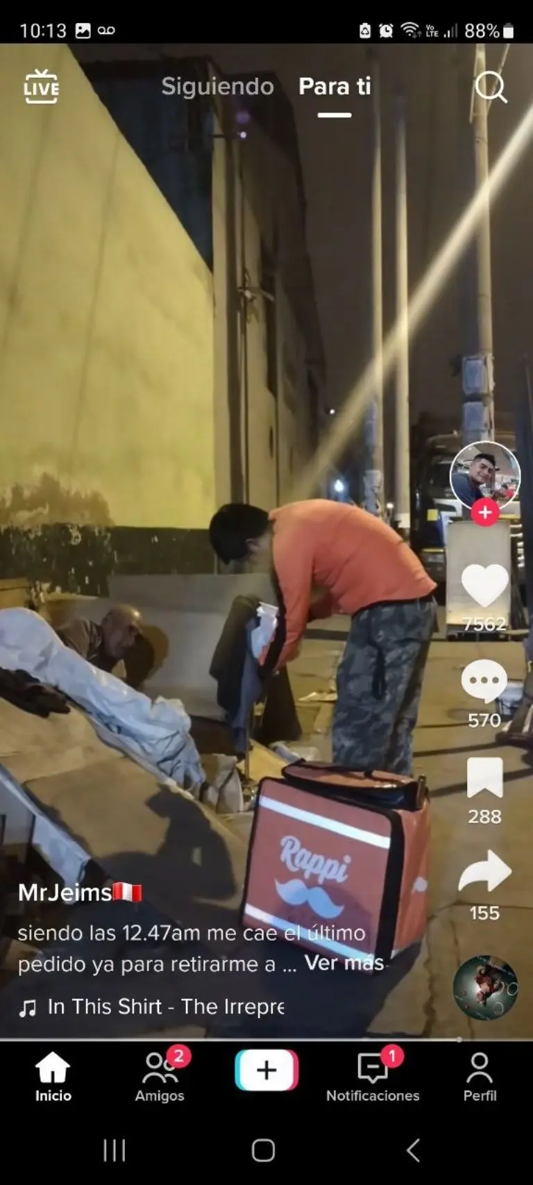 Repartidor regala pedido a hombre en situación de calle - Tomada de video