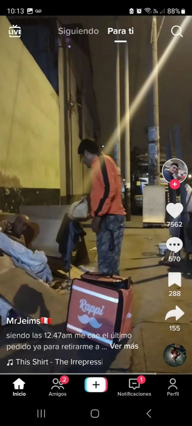 Repartidor regala pedido a hombre en situación de calle - Tomada de video