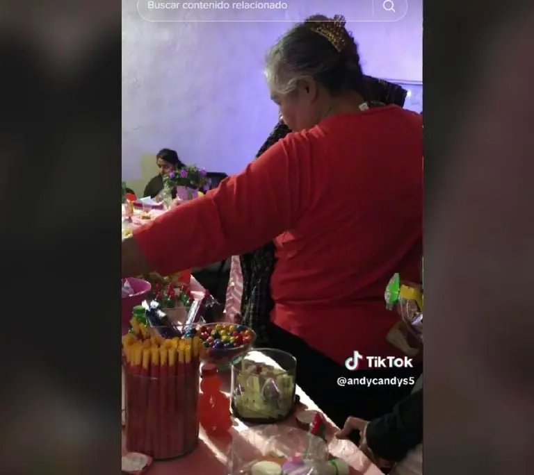 Señora acapara mesa de dulces (TikTok)