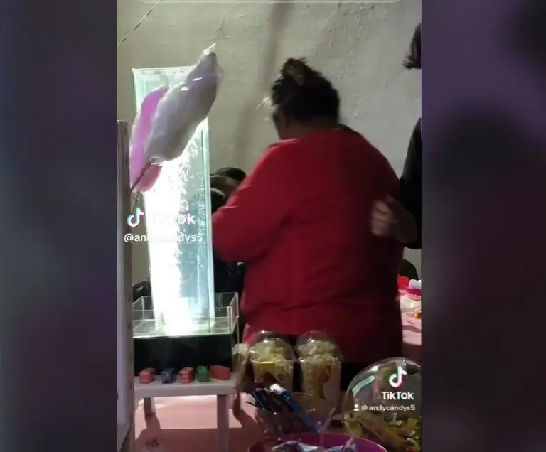 Señora acapara mesa de dulces (TikTok)