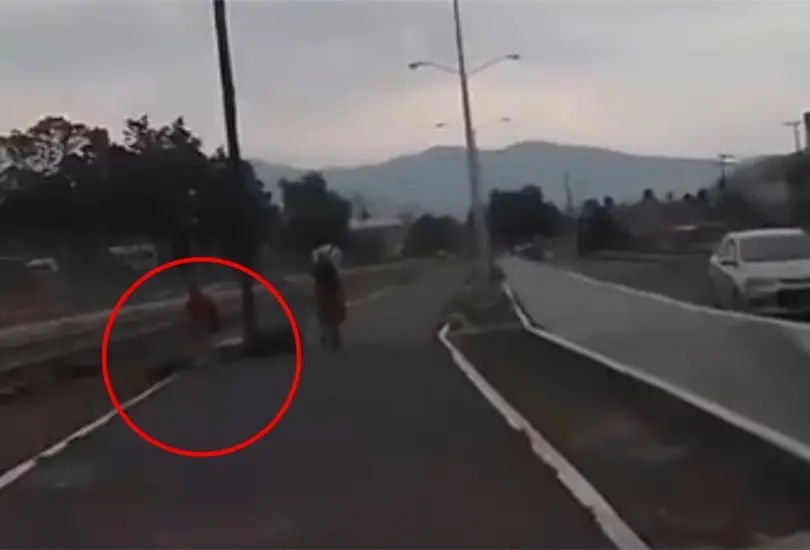 Exhiben a hombre robando v&iacute;as del tren en Pachuca