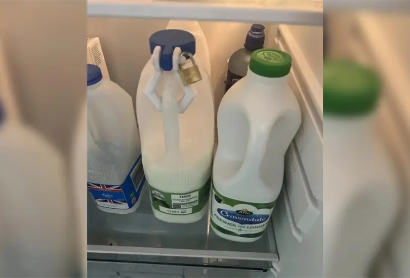 Oficinista le pone candado a su leche