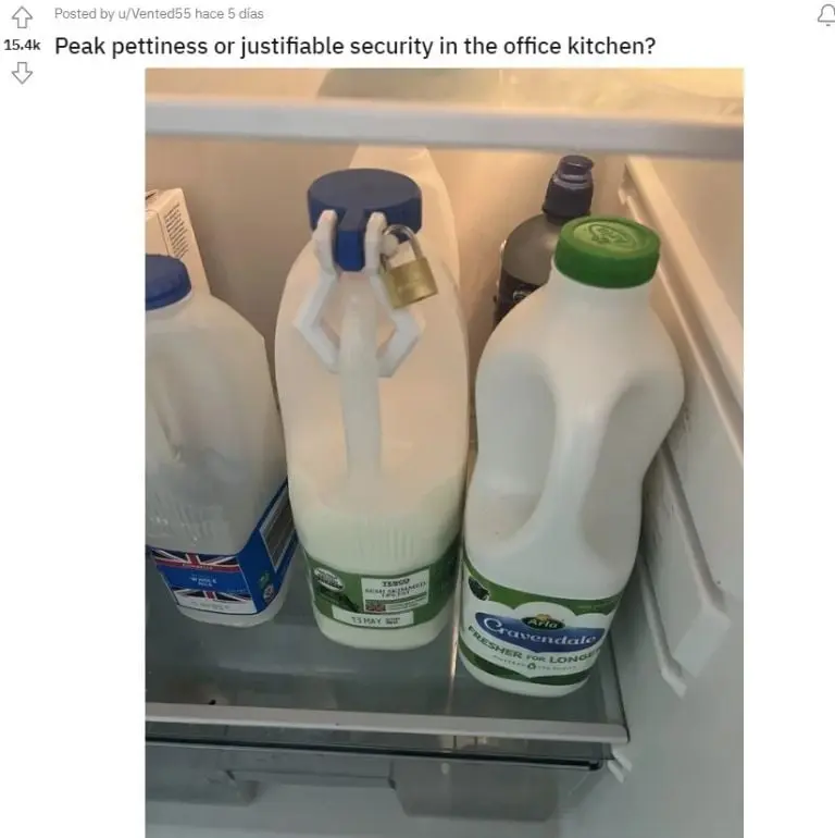 Empleado le pone candado a su leche en la oficina (Reddit)