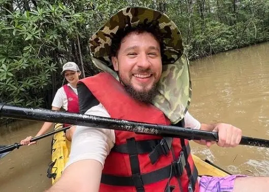 El youtuber fue criticado luego de tomarse una foto con niños sudaneses como si fueran una atracción turística.