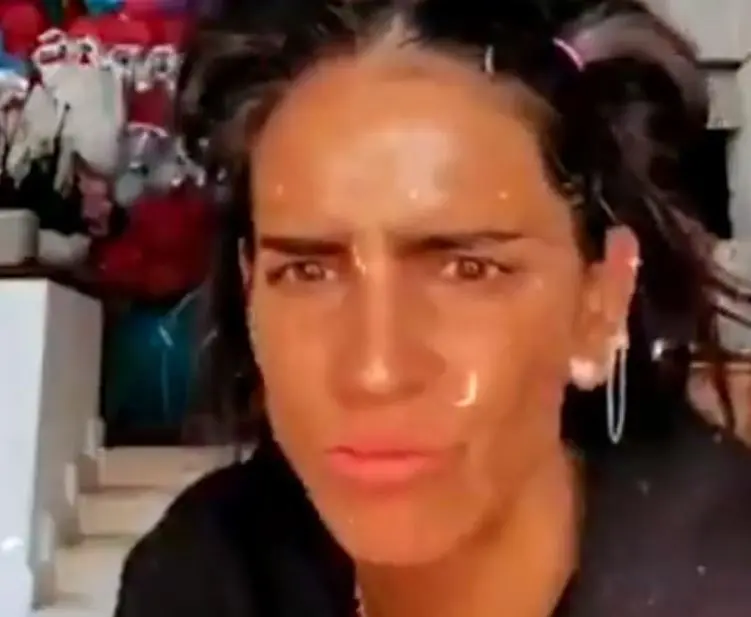 Durante un video de ejercicio, la actriz aplicó un filtro y afirmó que no le gustaba porque se veía morena.