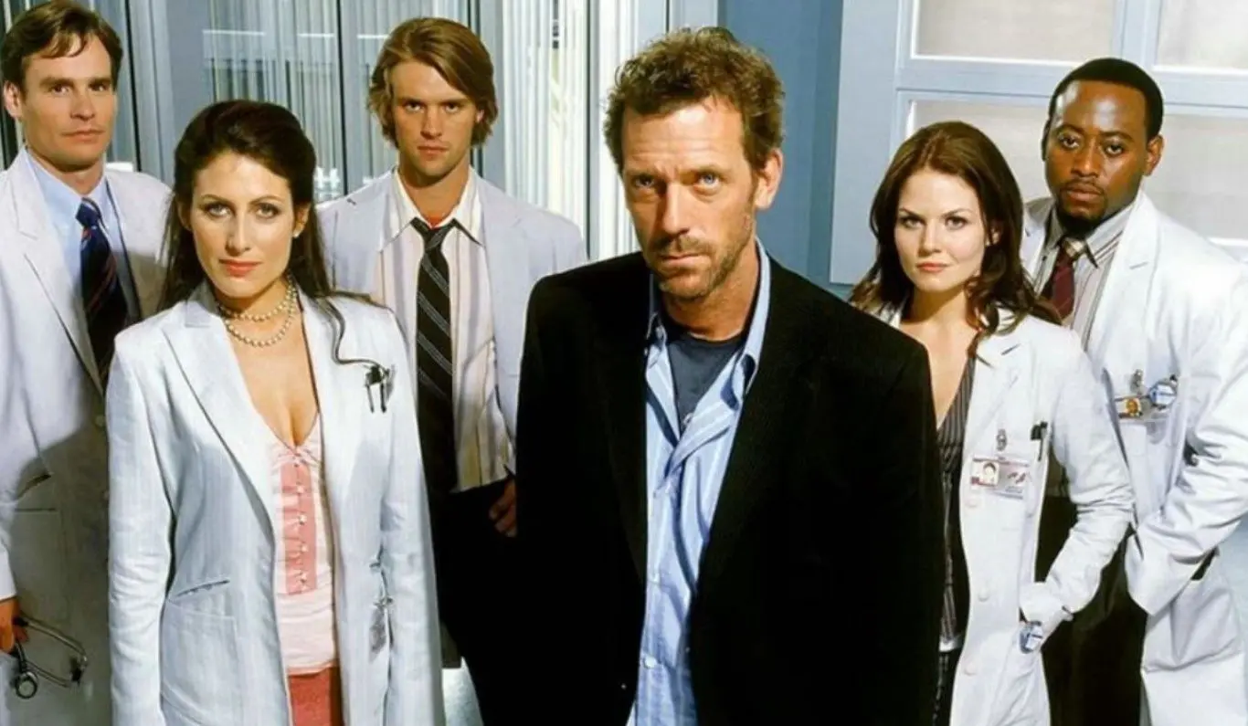 Dr. House fue una popular serie de médicos que se estrenó en 2004 y sigue la vida de Gregory House, un médico especialista en enfermedades infecciosas que destaca por resolver casos complicados, pero tiene una personalidad egocéntrica que le causa problemas con sus colegas y pacientes.