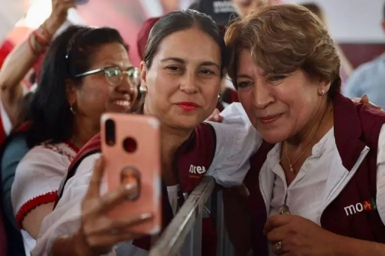 Delfina Gómez escuchando a los mexiquenses. Foto: Facebook (Delfina Gómez)