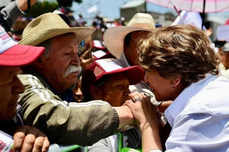 Delfina Gómez escuchando a los mexiquenses. Foto: Facebook (Delfina Gómez)