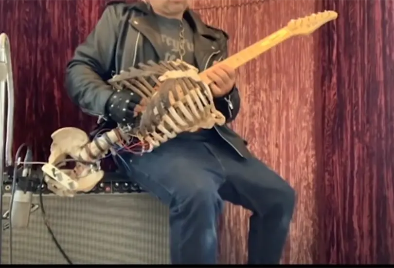 Prince Midnight decidi&oacute; utilizar los huesos de sus t&iacute;o para fabricar una guitarra