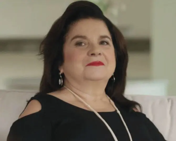 Era la madre de Sofía, quien era menospreciada por la infidelidad de su esposo.