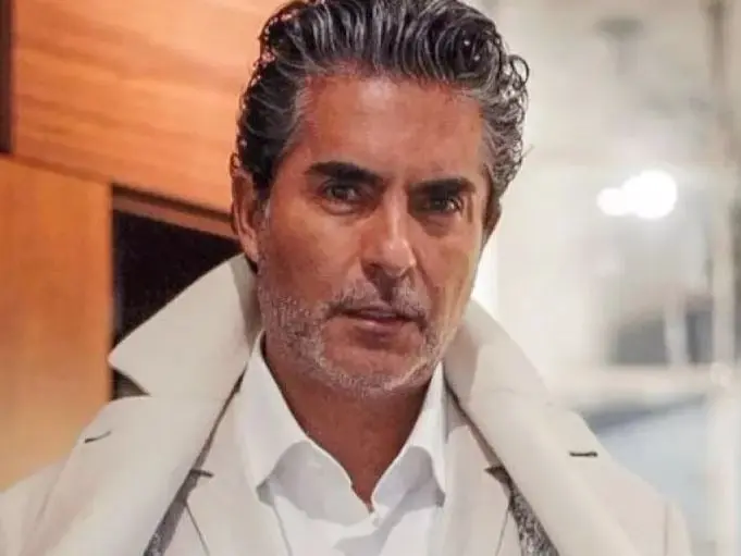 Era el novio de Sofía, quien se enamora de Cecilia.