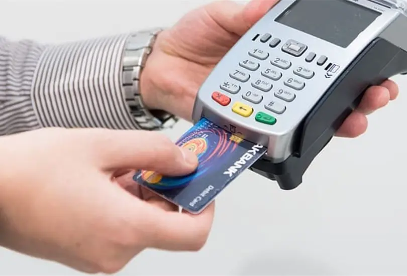 &iquest;Deben cobrar comisi&oacute;n por usar tarjeta?