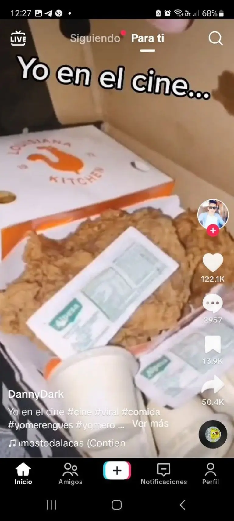 Joven mete pollo frito a sala de cine - Tomada de video