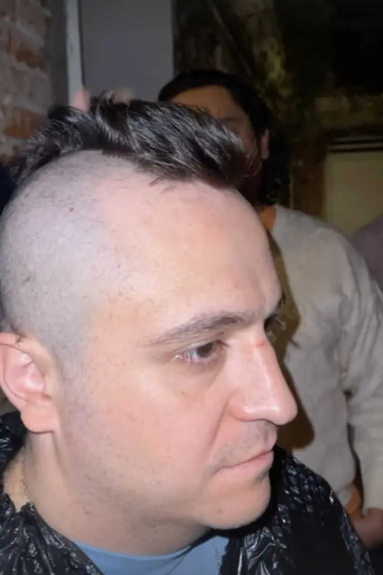 Ricardo O'Farrill cortándose el cabello tras salir de rehabilitación. Foto: Instagram (@richieofarrill)
