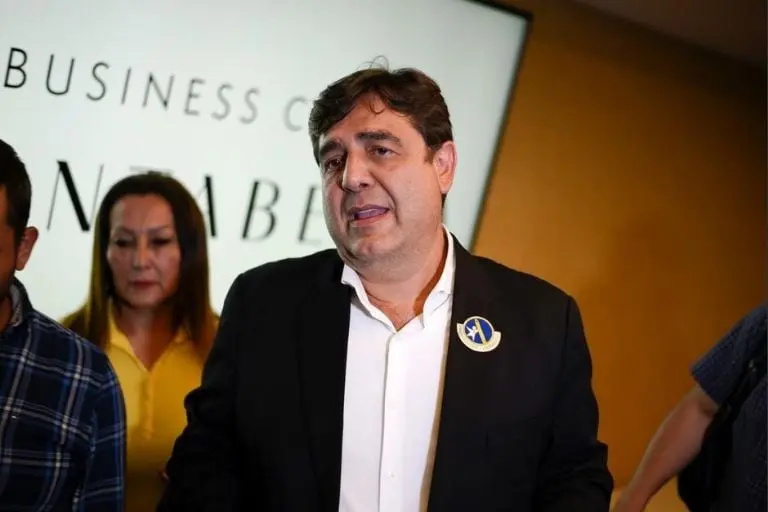 Carlos Pineda es expulsado de TSE con fiacales de partidos políticos Créditos: Twitter