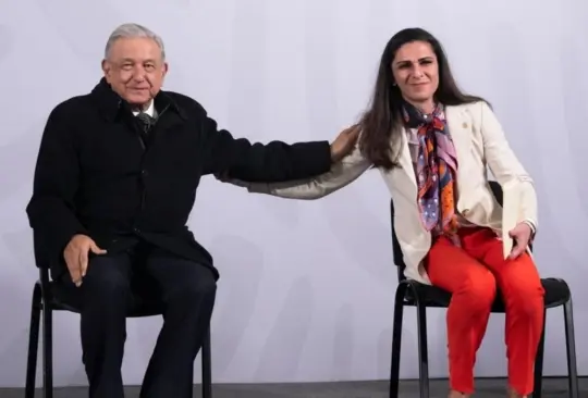 AMLO defiende a Ana Guevara sobre supuesta falta de apoyo a nadadoras. 