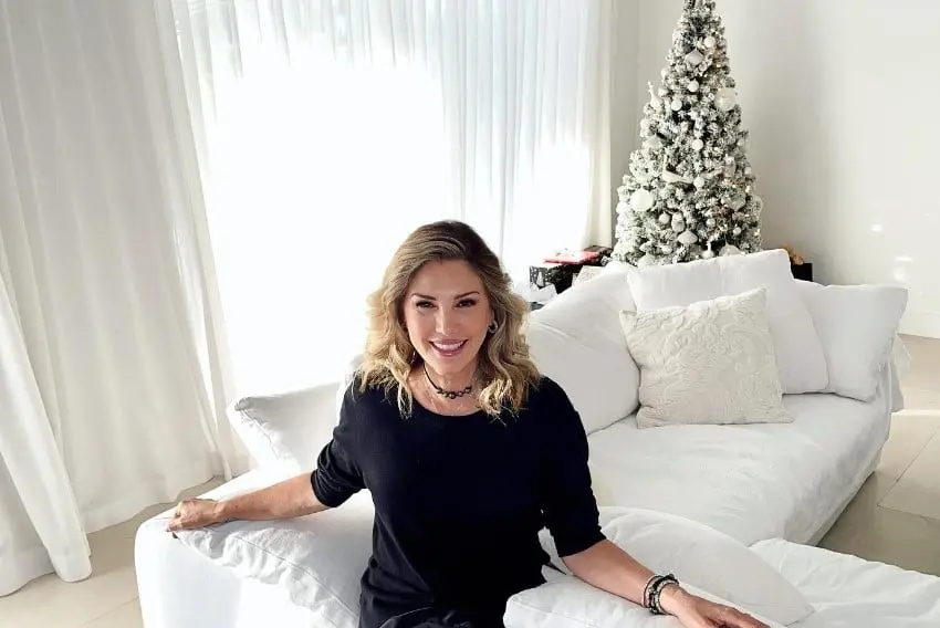 Mantuvieron un romance de 1995 a 1998 y se dice que ella fue el motivo de la enemistad entre Cristian Castro y Luis Miguel, pues primero salió con el intérprete de Azul. 