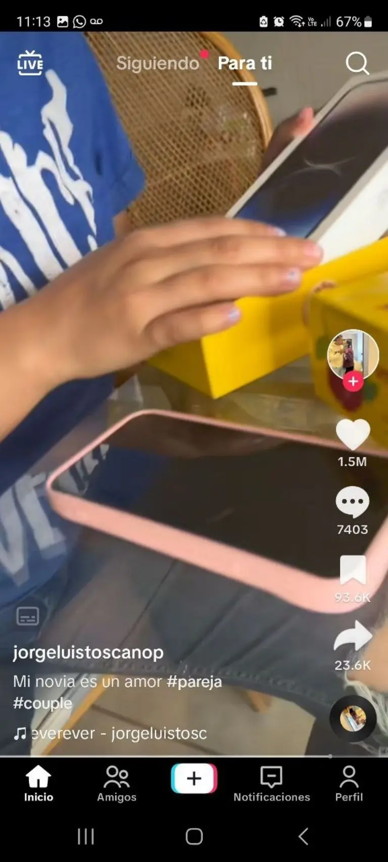 Joven recibe celular en caja de mazapanes - Tomada de video