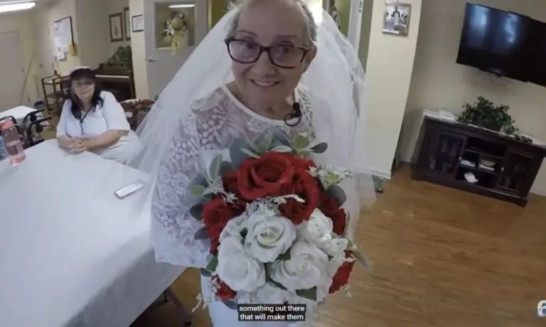 Abuela se casa consigo misma - Tomada de video