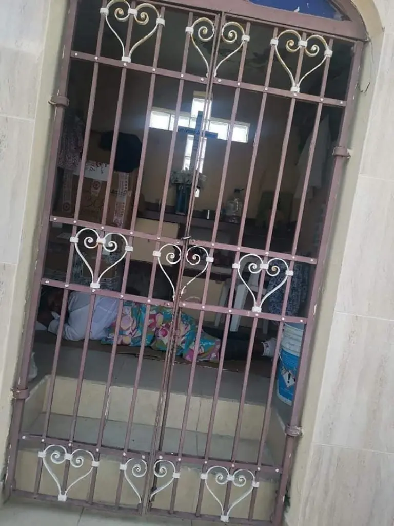 Exhiben a pareja que vivía en mausoleo - Tomada de video