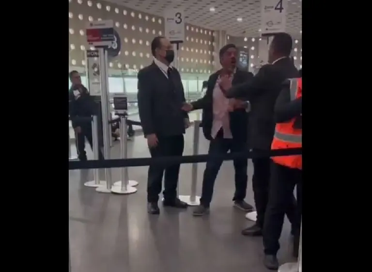 Pasajero arma escándalo en el AICM (TikTok)