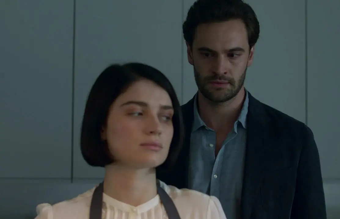 La miniserie tiene 6 capítulos y sigue a Louise, una madre soltera que se involucra con un hombre casado en un bar, sin saber que es el jefe de su nuevo empleo. Ahora tendrá que lidiar con Adele, la esposa de él, quien ya sabe lo que ocurre, pero finge que es su amiga. 