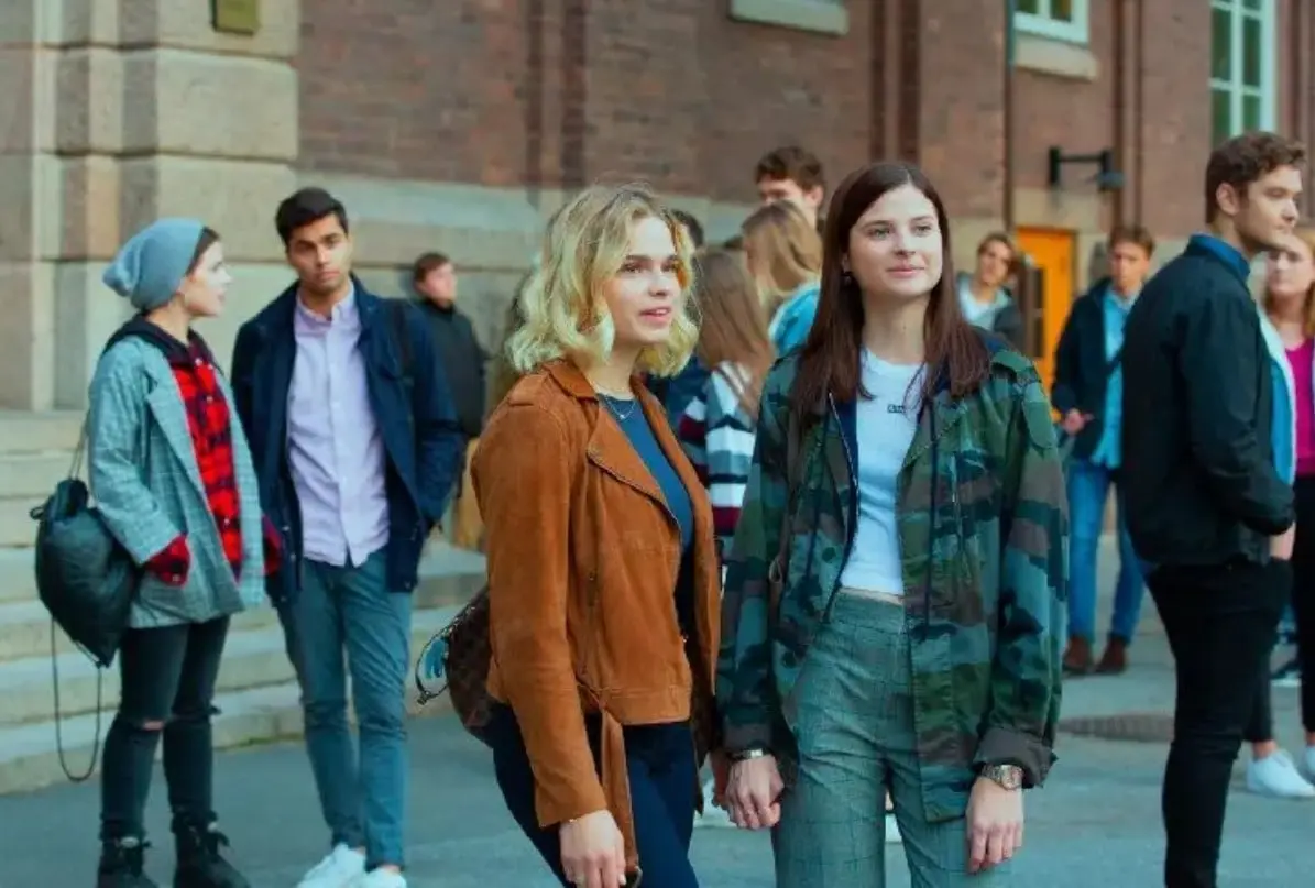 Tiene 6 capítulos y sigue la historia de Maja, una estudiante que está acusada de realizar un tiroteo en la escuela con su novio, pero ella no recuerda nada. A lo largo de la miniserie muestran todo lo que paso antes del terrible incidente donde murieron sus amigos.