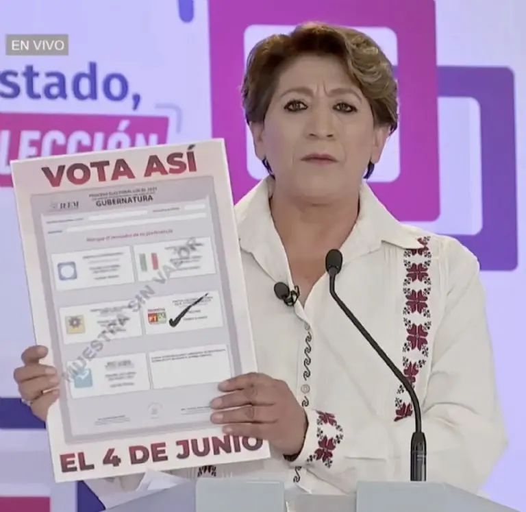 Delfina Gómez mostrando la opción correcta en la boleta electoral. Foto: IEEM