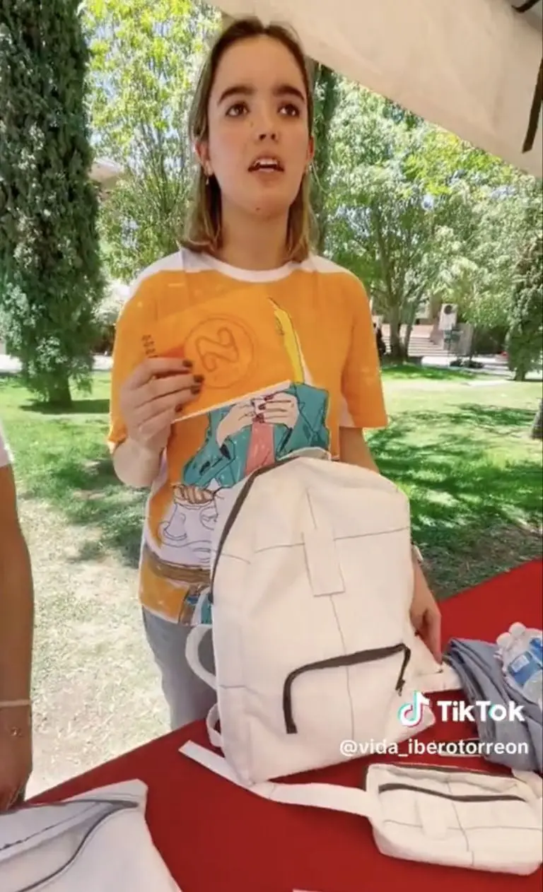 Alumna mostrando el manual de la mochila. Foto: Tik Tok (@vida_iberotorreon)