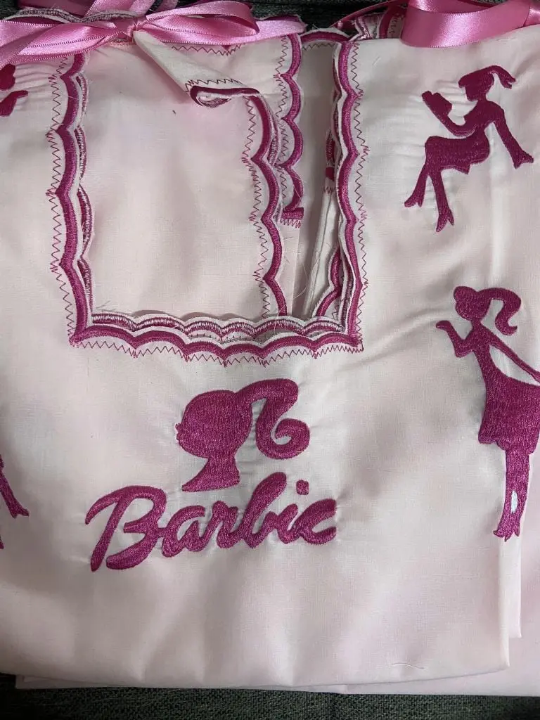 Blusa bordada de Barbie (Faebook)