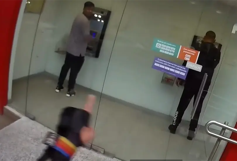 Un ciudadano denunció en redes sociales un modus operandi de supuestos ladrones que se dedican a realizar fraude y robo en cajeros automáticos de la CDMX Un ciudadano denunció en redes sociales un modus operandi de supuestos ladrones que se dedican a realizar fraude y robo en cajeros automáticos de la CDMX
