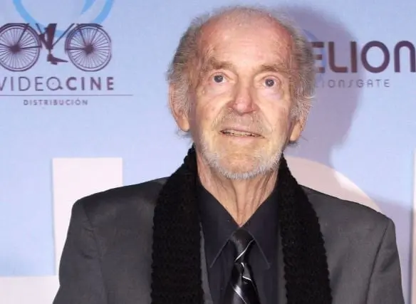 Era la cabeza de la familia San Mill&aacute;n, quien vive una crisis de la edad y decide buscar a una mujer m&aacute;s joven para no sentirse un hombre mayor. El actor muri&oacute; en 2019.