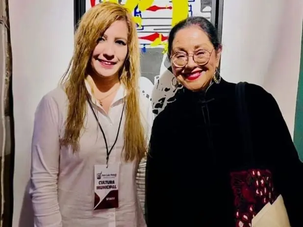 Era un ama de casa con tres hijos, que es abandonada por su esposo por otra mujer; con el paso del tiempo conoce a un hombre m&aacute;s joven, con quien comienza a ver la vida de otra manera.