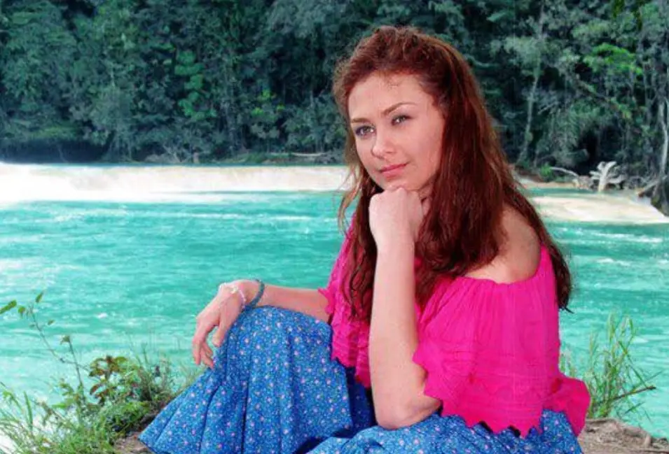 En 2003 probó suerte como cantante de música regional mexicana.