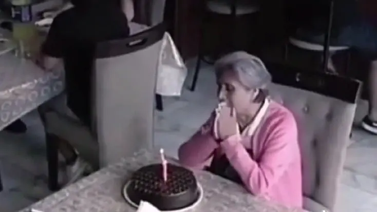 Una Abuelita festejó su cumpleaños solita en un restaurante. Una Abuelita festejó su cumpleaños solita en un restaurante.