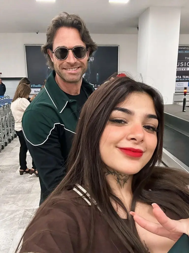 Karely Ruiz y Sebastián Ruli presumen foto en aeropuerto. Foto: Facebook (Karely Ruiz)