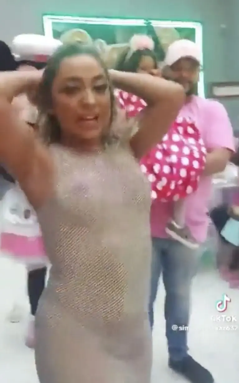 Mamá bailando en fiesta de su hija. Créditos: Tik Tok (@simonethomaz632)